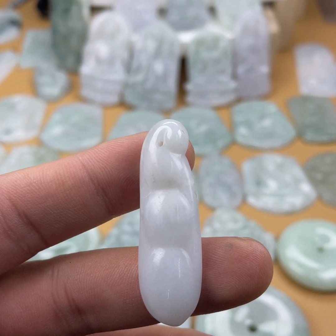 翡翠未镶嵌颈饰豆子