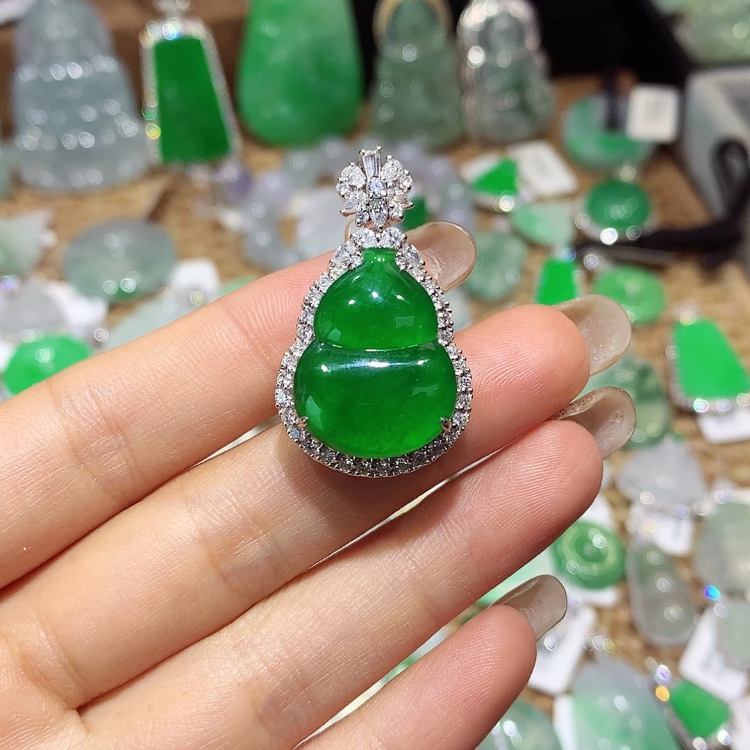 翡翠18K金镶嵌颈饰葫芦
