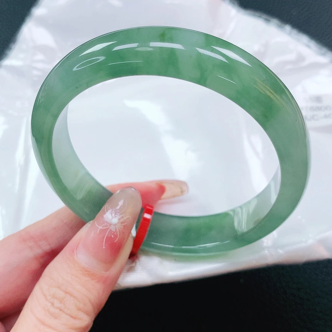 翡翠手镯未镶嵌55圈