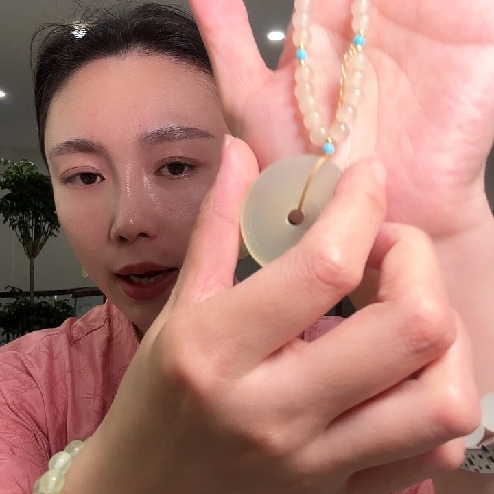 蛇纹石玉足银镶嵌颈饰