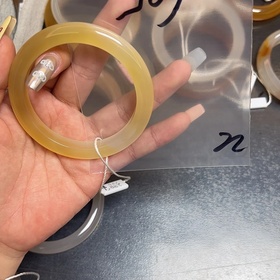 J***y玛瑙/玉髓未镶嵌手镯