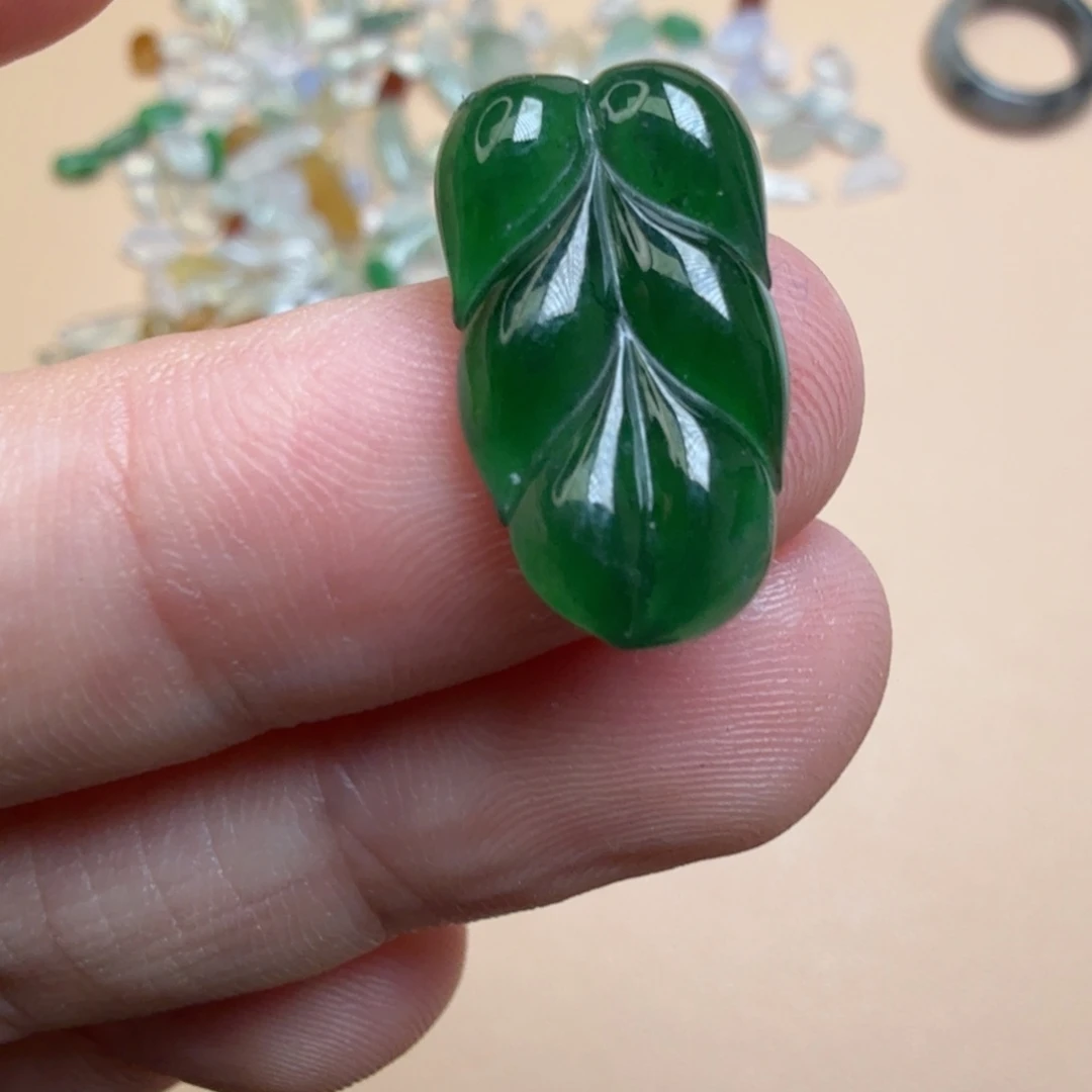 翡翠未镶嵌颈饰44