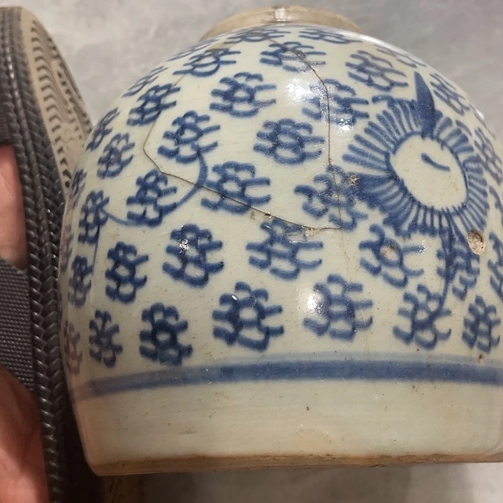 罐青花罐子有残了的