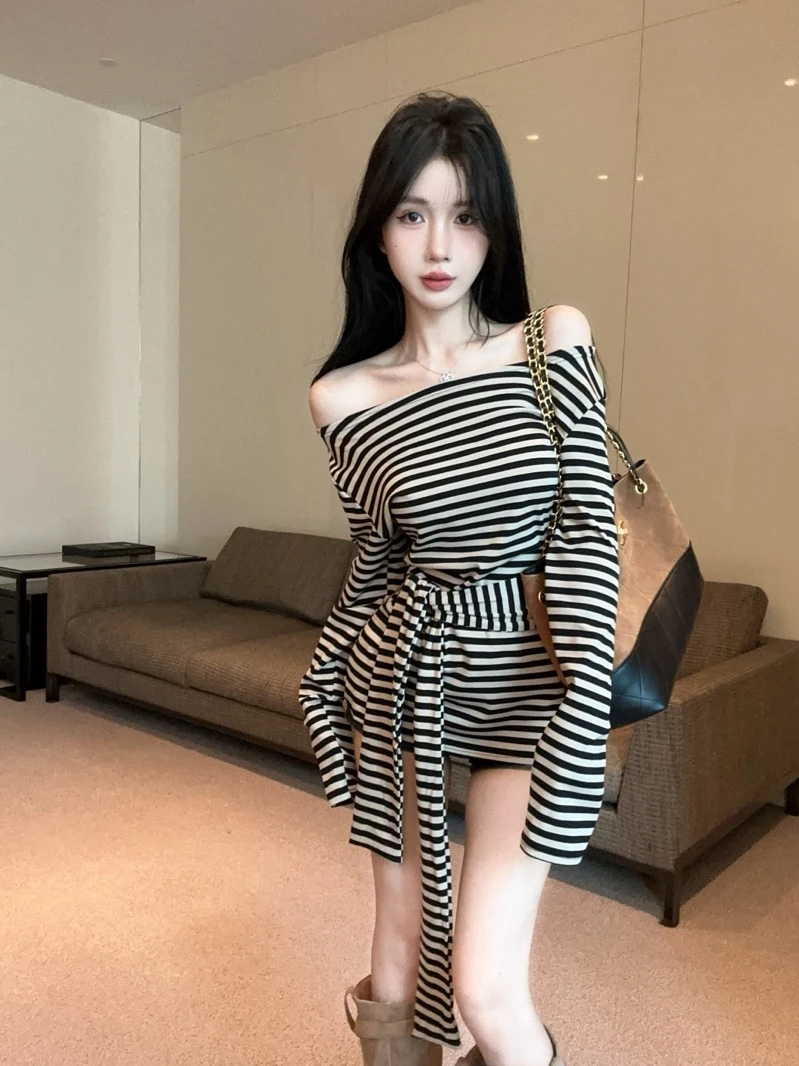 美式复古黑白条纹斜肩长袖T恤女早秋新款宽松百搭辣妹风撞色上衣