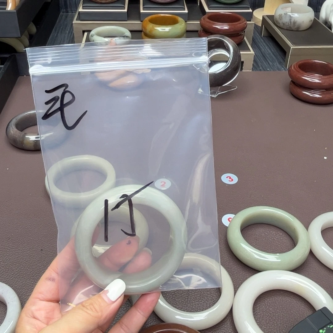 石英质玉手镯未镶嵌不****、