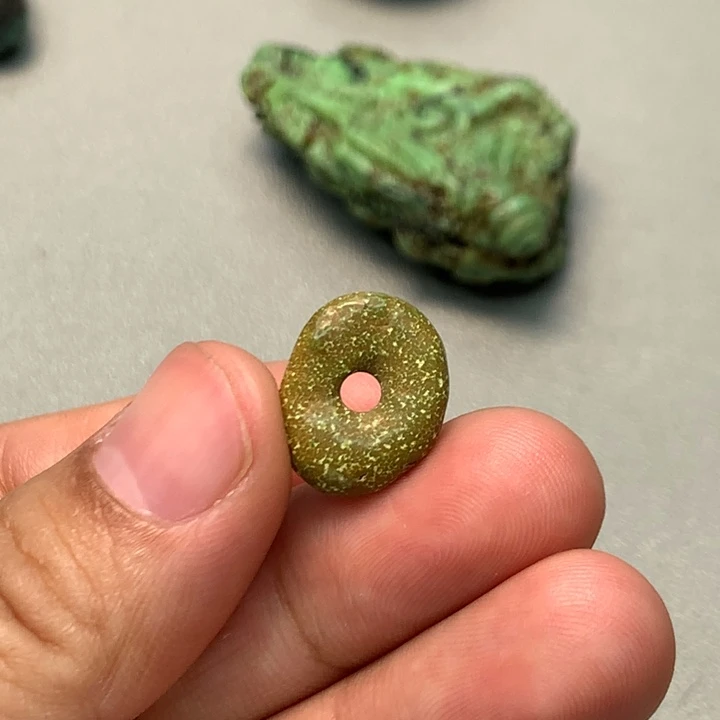 绿松石未镶嵌颈饰