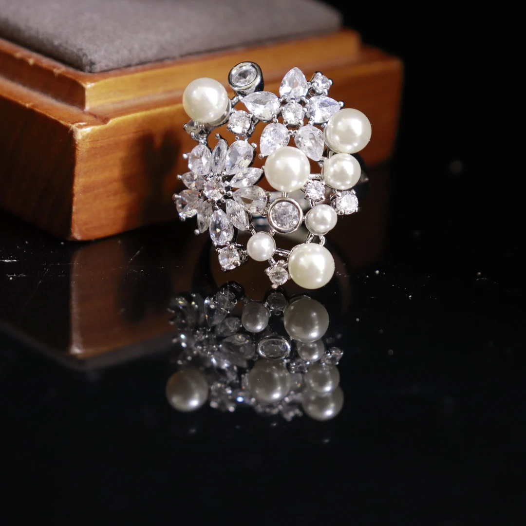 合金合成锆石戒指 轻奢时尚镶嵌白色珠珠优雅戒指