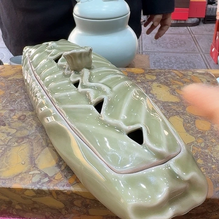 青瓷香插一个，瓷。。。