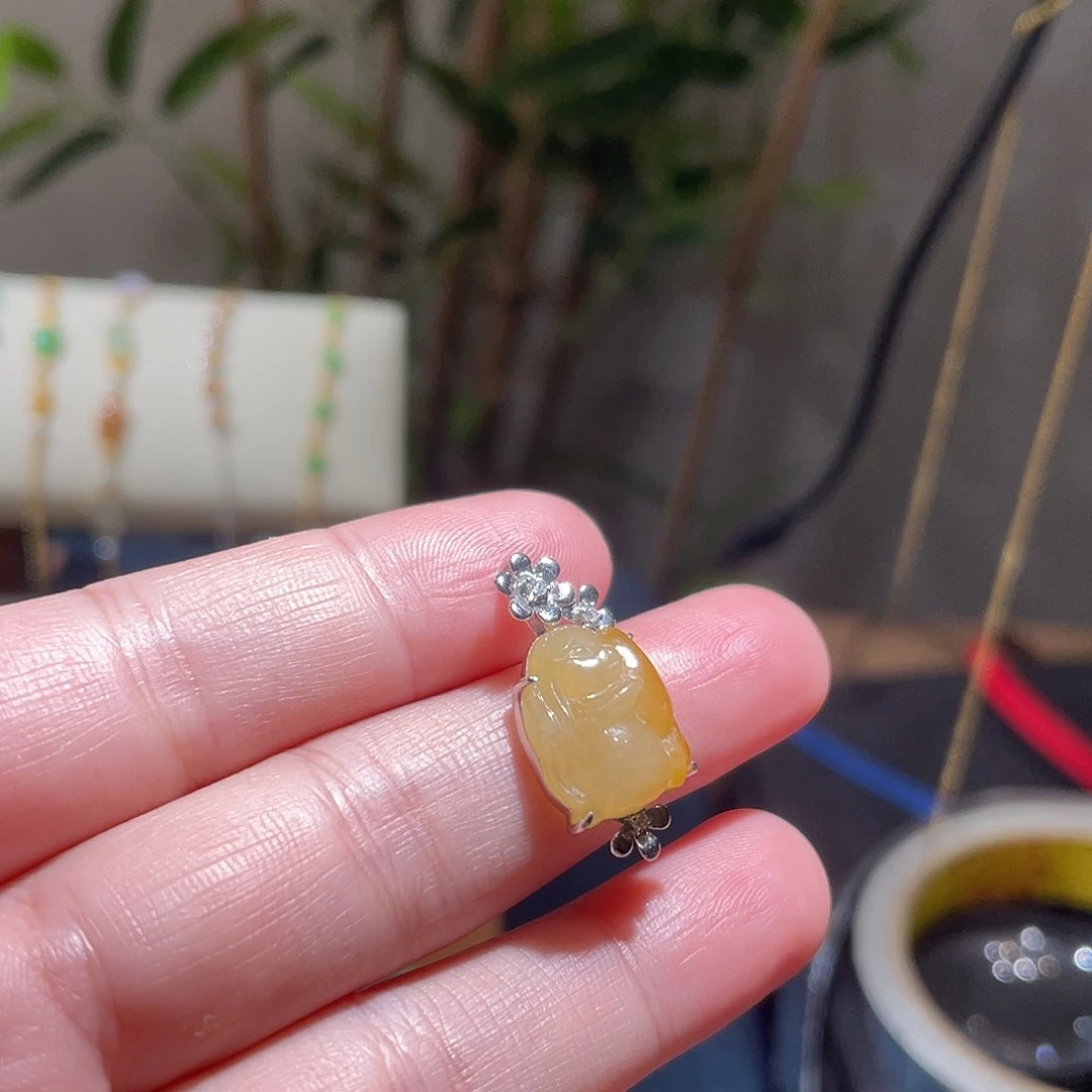 颈饰未镶嵌翡翠黄翡小兔子