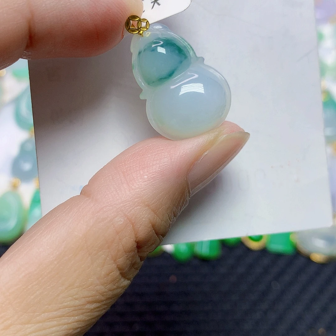 翡翠18K金镶嵌颈饰葫芦