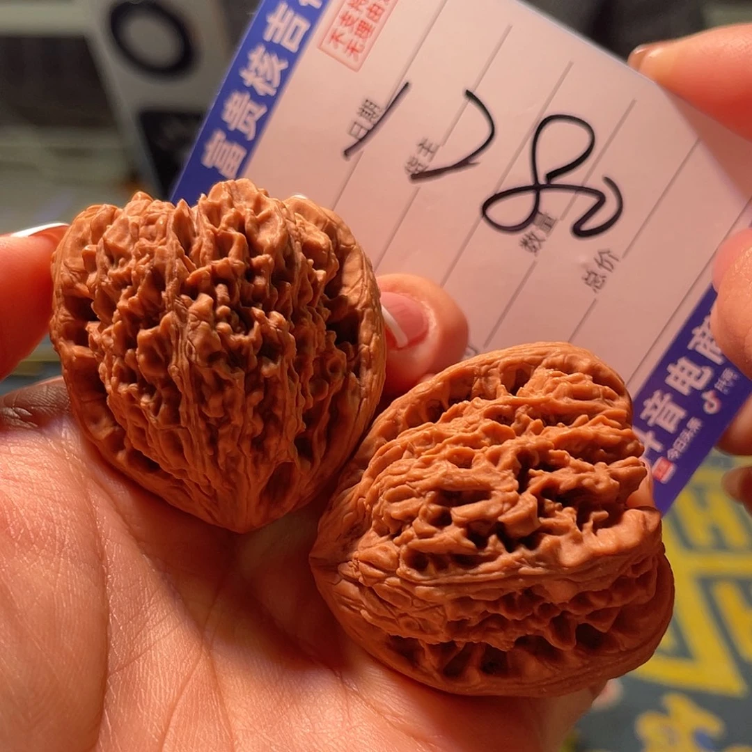 齐***宾把件核桃38左右包耳十字掐尖鹰嘴红皮涿鹿