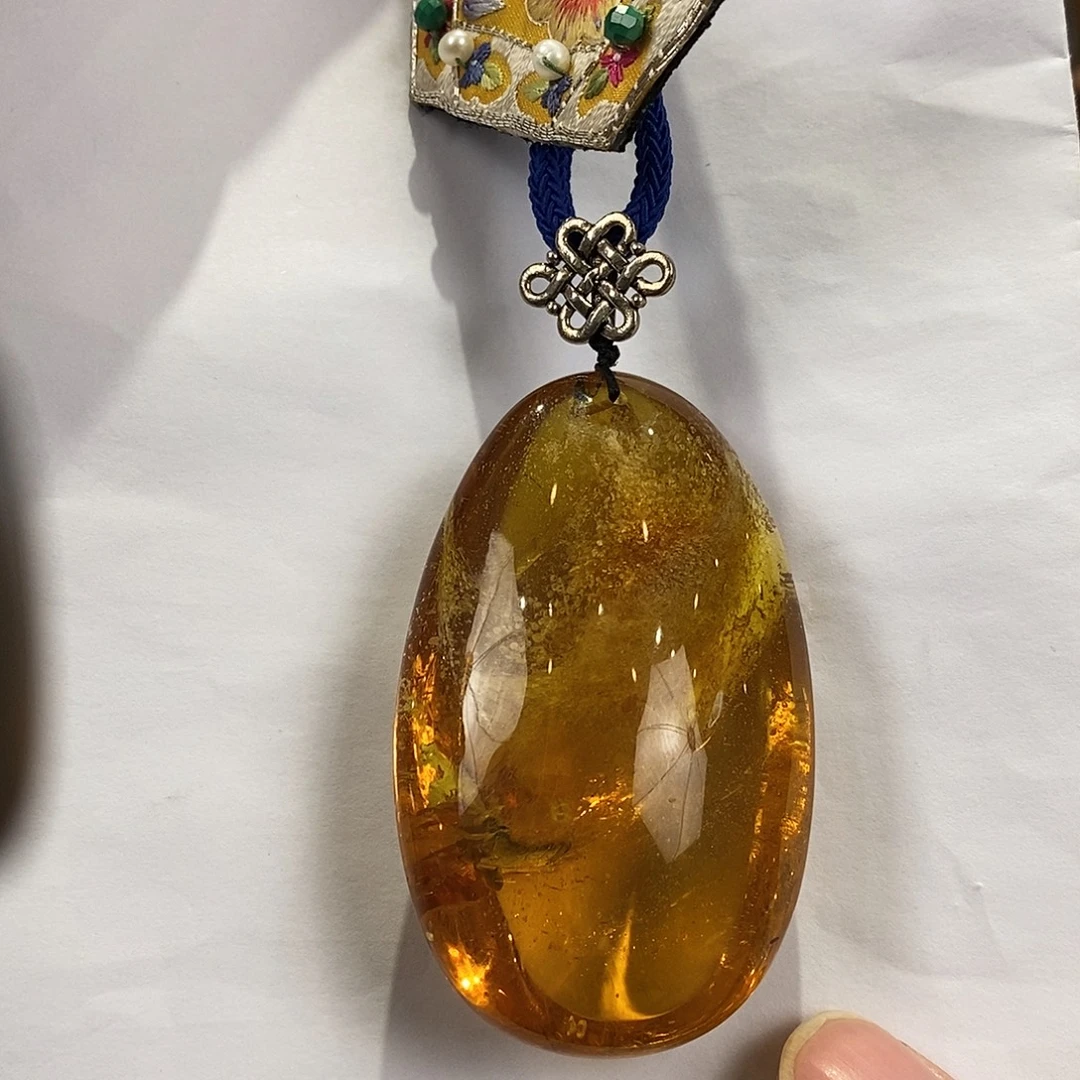 琥珀未镶嵌颈饰多人