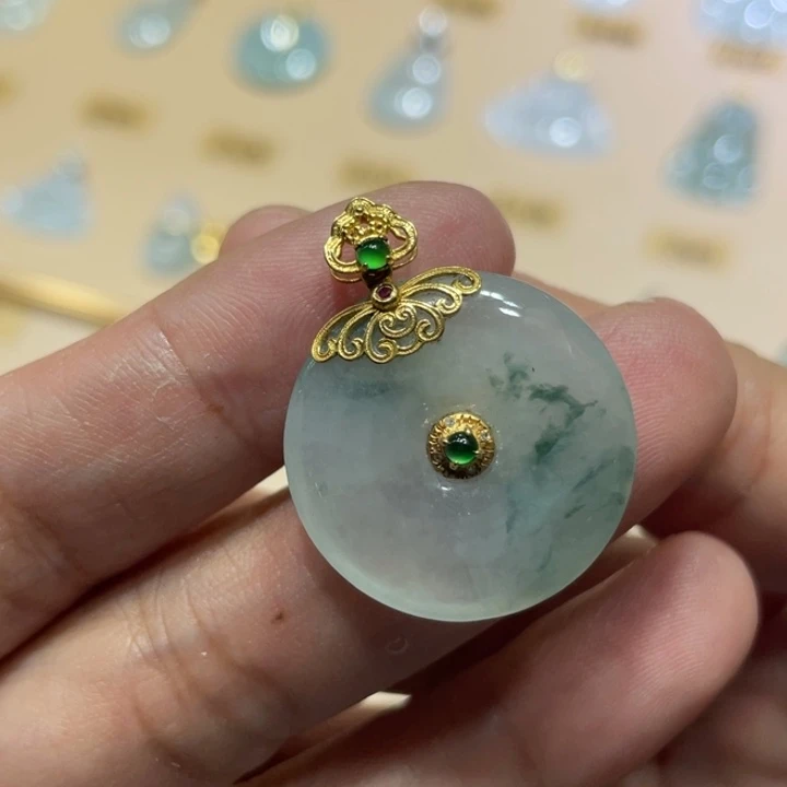 翡翠18K金镶嵌颈饰平安扣