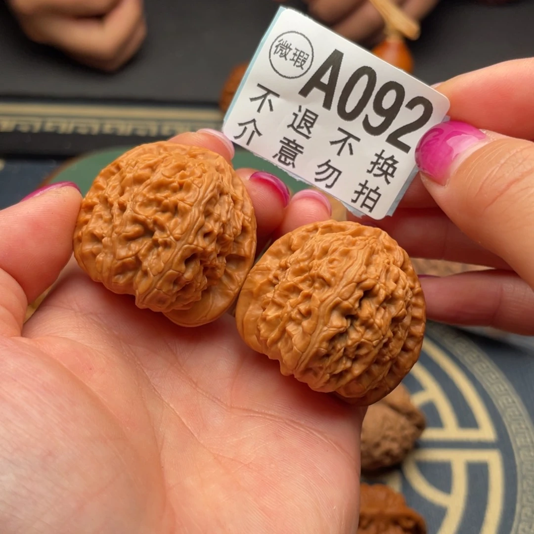 桃核吊坠38三角白092号，虫眼不退换