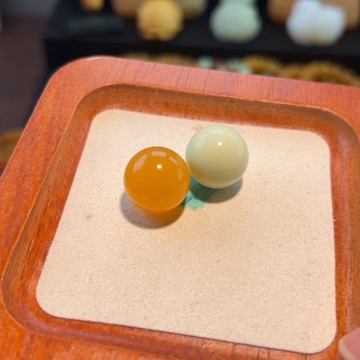 奉***林石英质玉（缅黄）未镶嵌圆珠2颗卡16