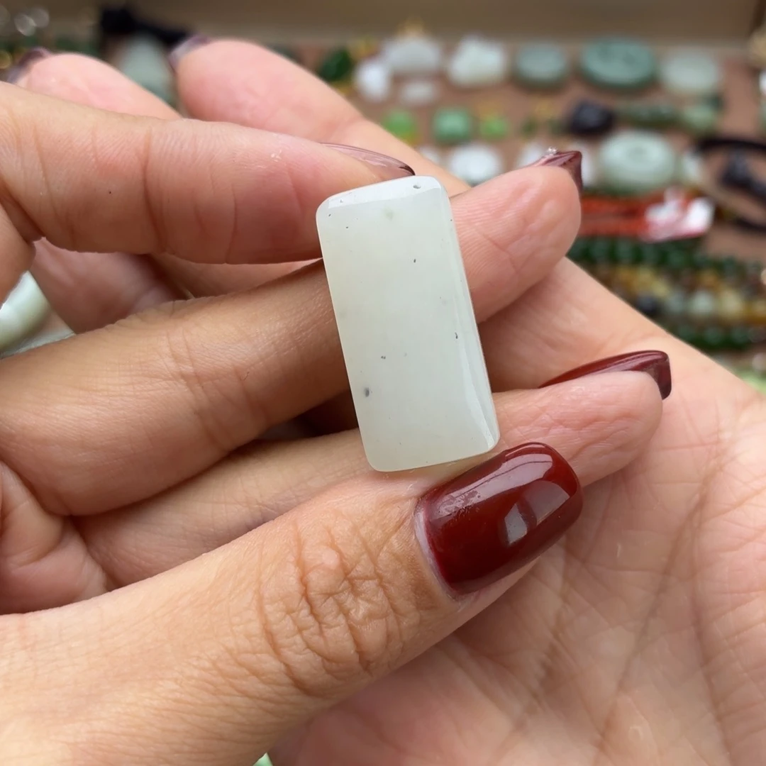 树***懒和田玉未镶嵌颈饰牌子