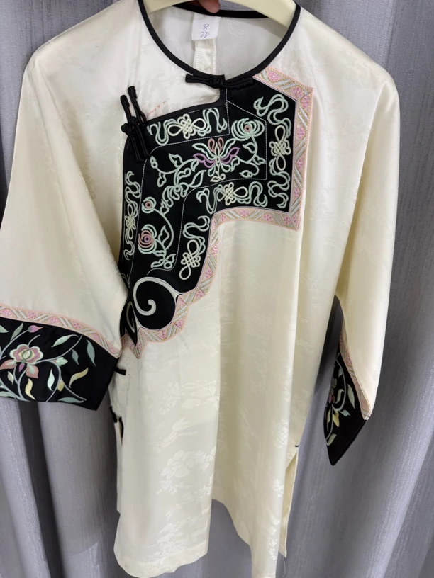 米色缎面提花苗族上衣