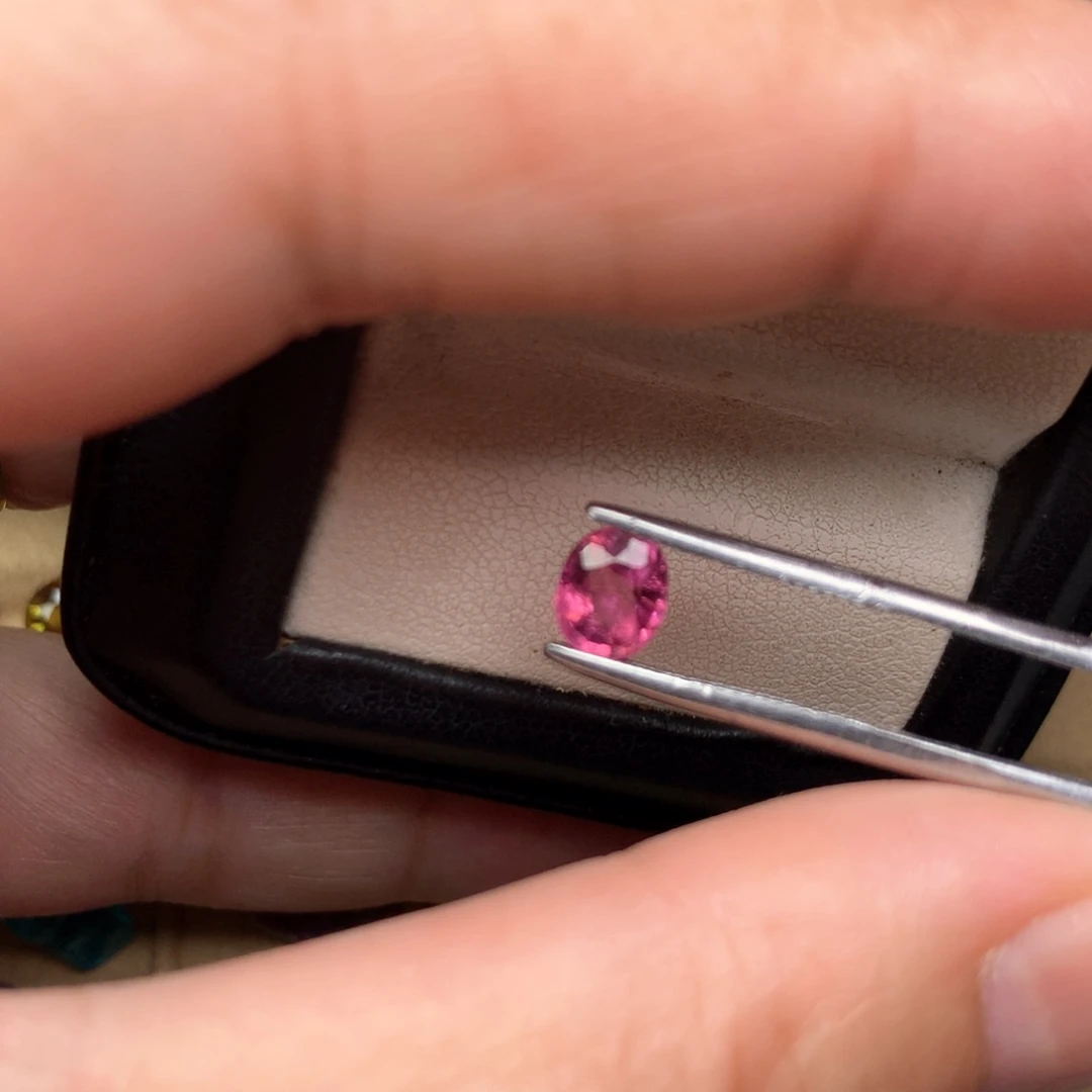 碧玺裸石一粒未镶嵌