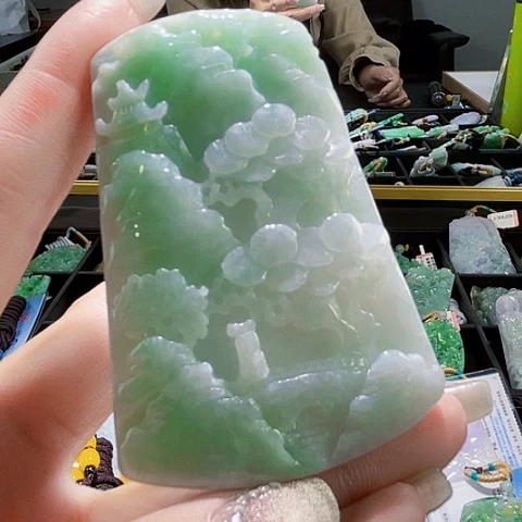 翡翠未镶嵌颈饰一个