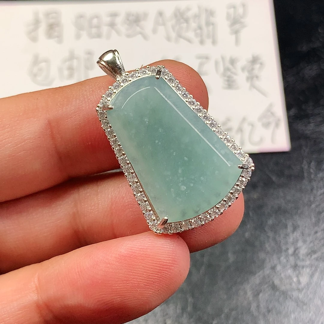 翡翠未镶嵌颈饰无事牌