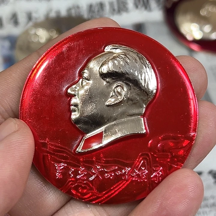 其他普通金属东*白纪念章一个