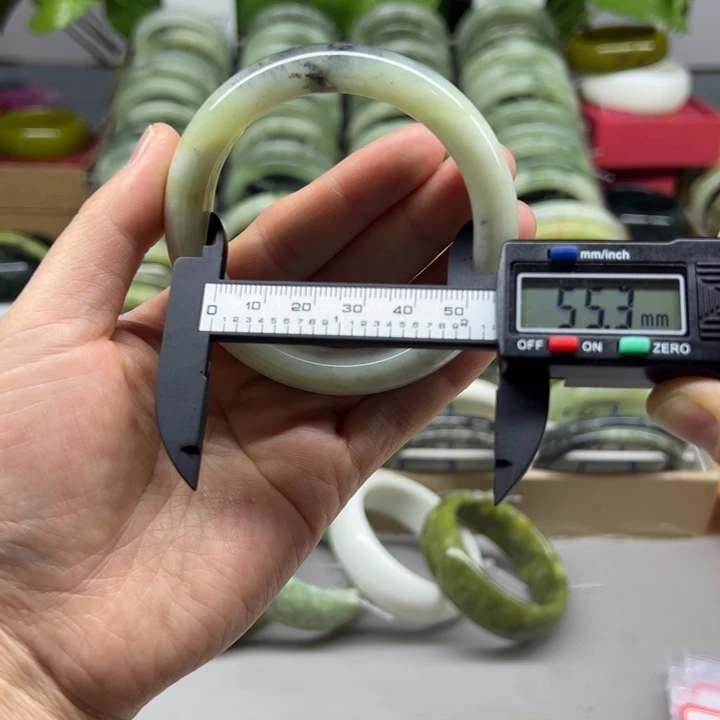 蛇纹石玉未镶嵌手镯2