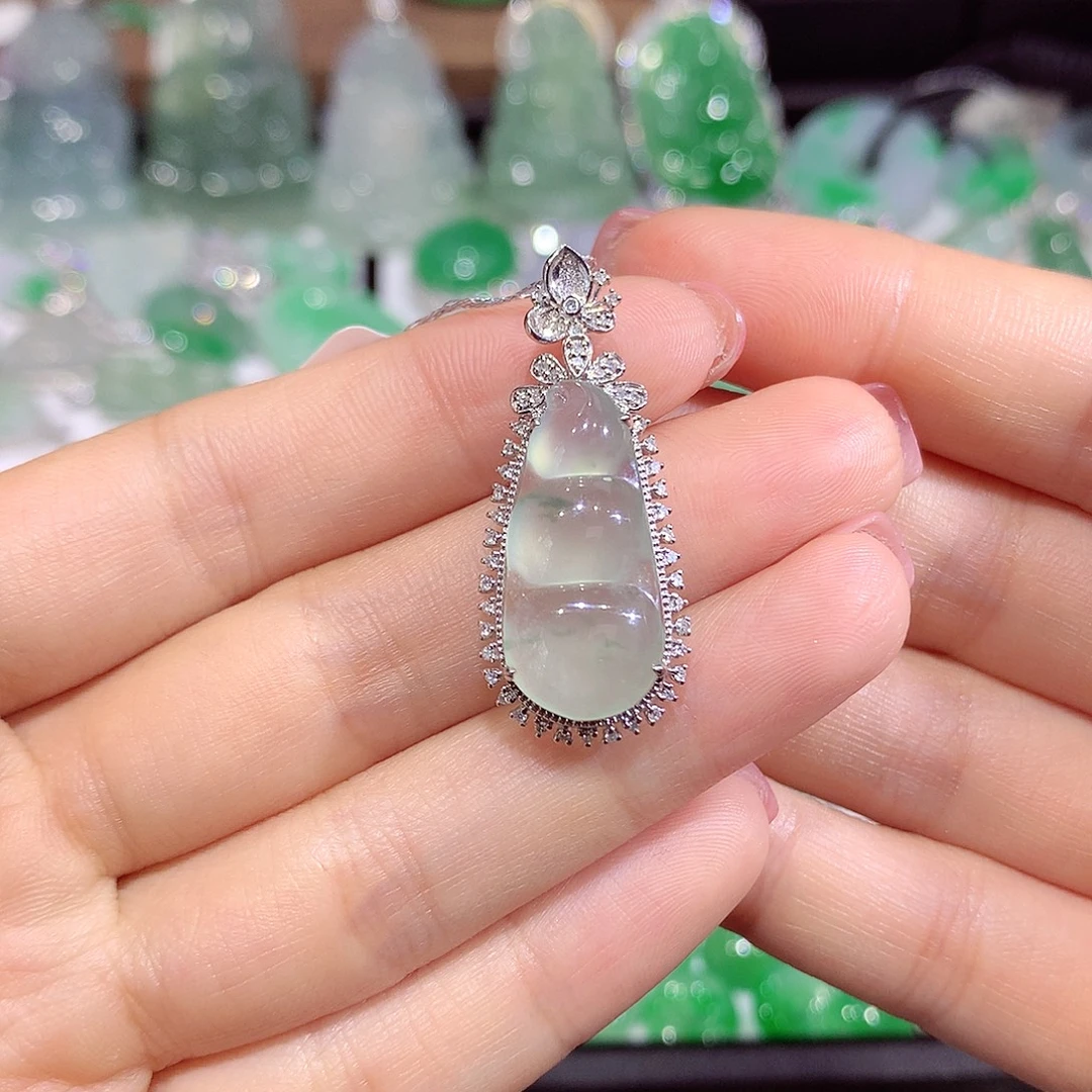 翡翠18K金镶嵌颈饰豆