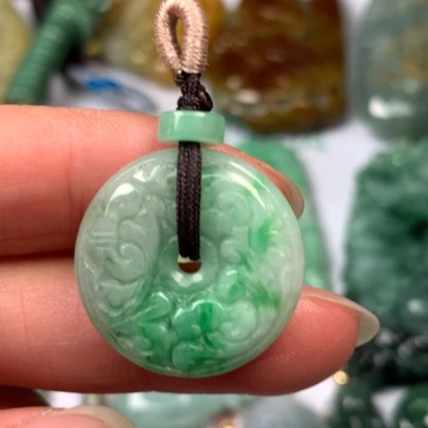 翡翠颈饰未镶嵌翡翠