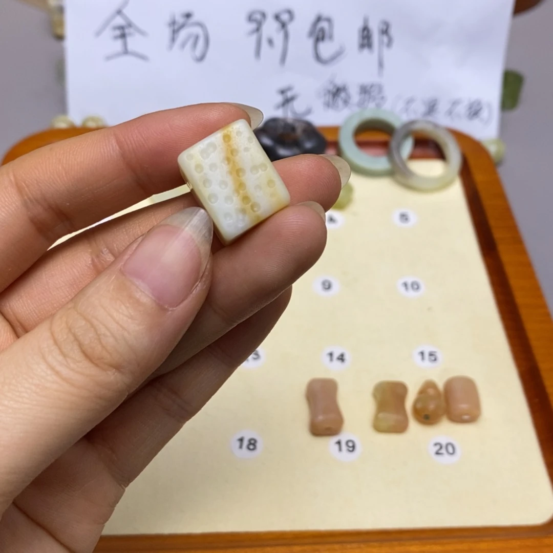 蛇纹石玉配饰合金D****。