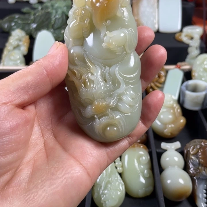 毛***仰未镶嵌和田玉（糖玉）把件