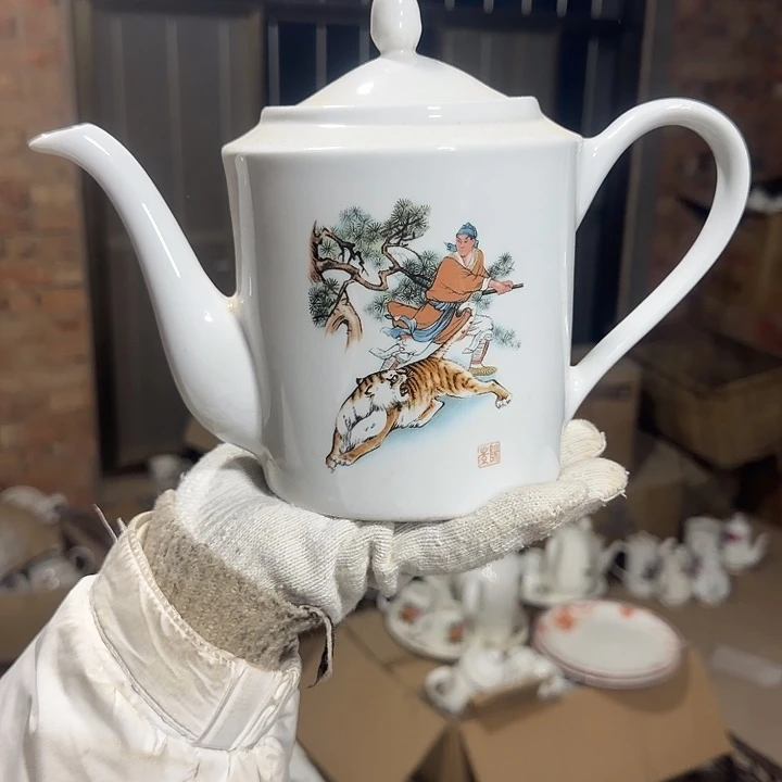 库存微瑕武松打虎多空茶壶