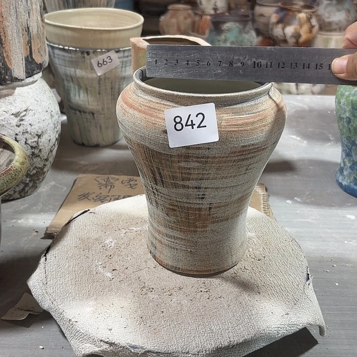 摆件陶842，高19，口11，有孔