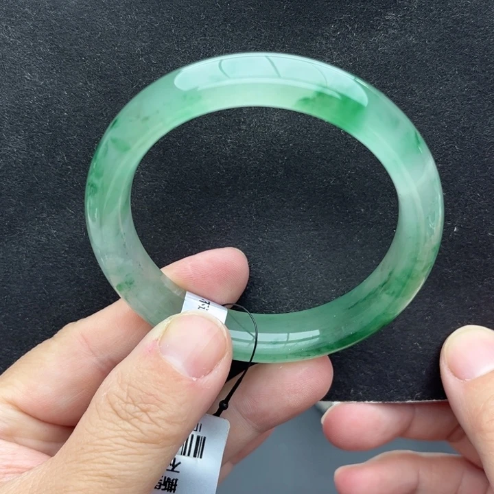 小***張石英质玉未镶嵌手镯