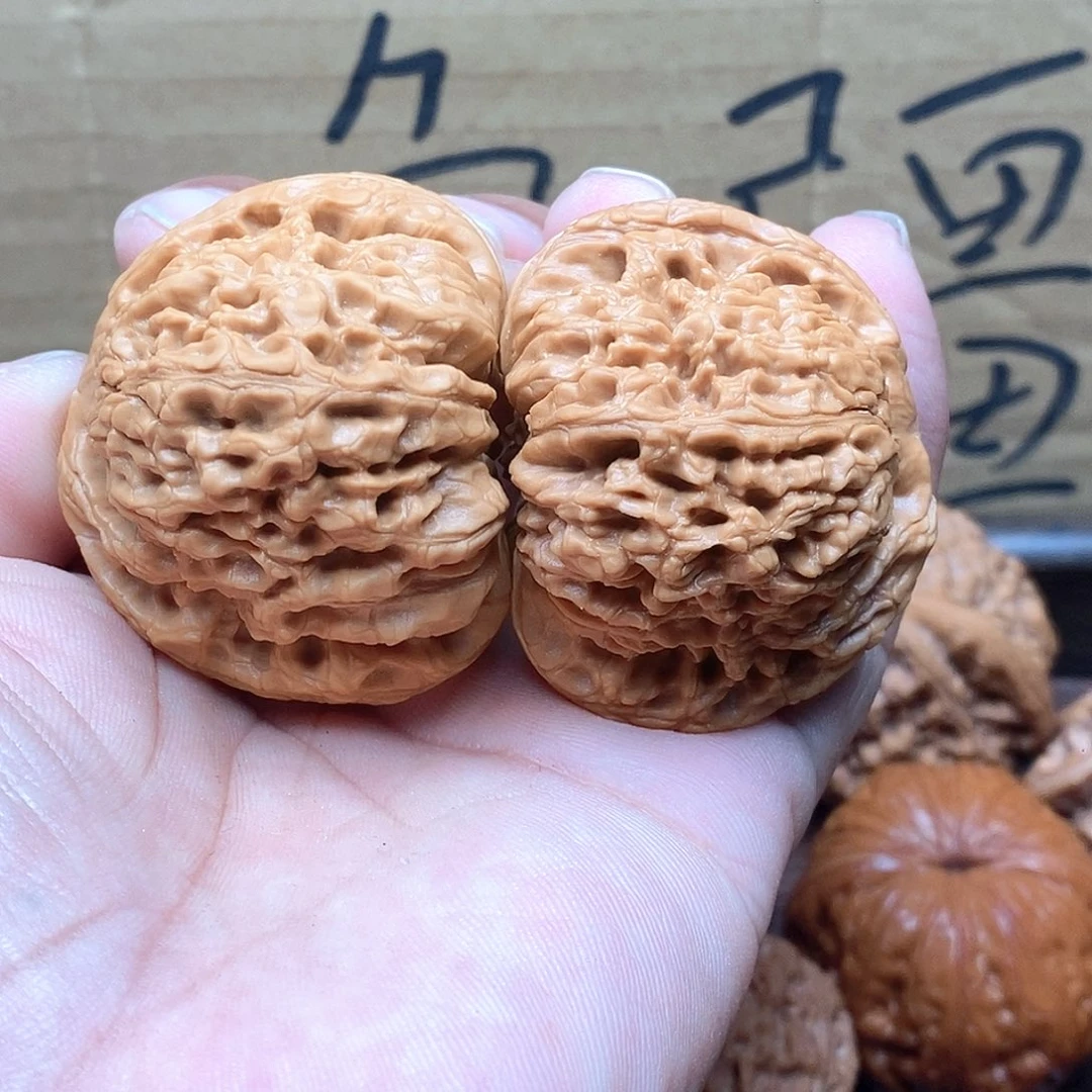 文玩核桃把件南疆石………………