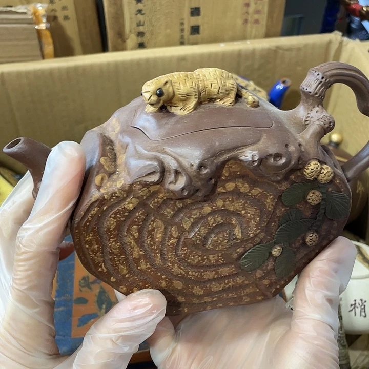 紫砂茶壶矿泥料，纯手工制作的一把紫砂壶。