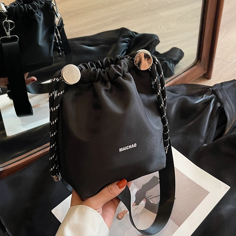 帆布包包女秋季2025新款时尚小众设计单肩斜挎包高级感洋气水桶包