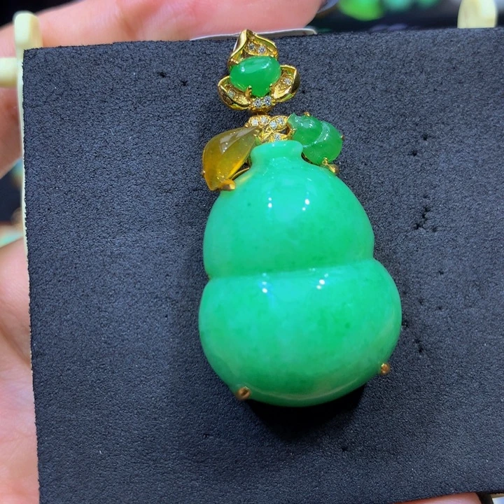 翡翠18K金镶嵌颈饰翡翠