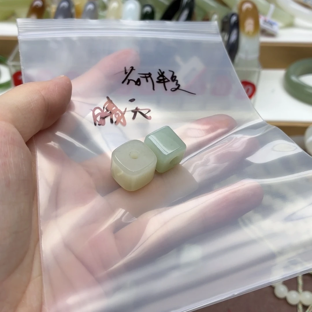 花****和田玉手镯未镶嵌