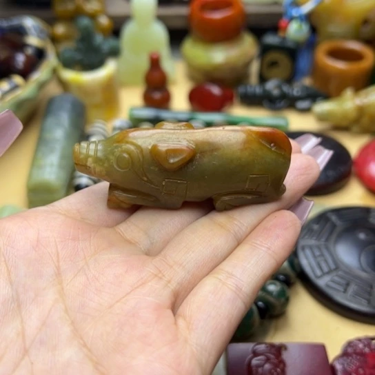 蛇纹石玉未镶嵌颈饰