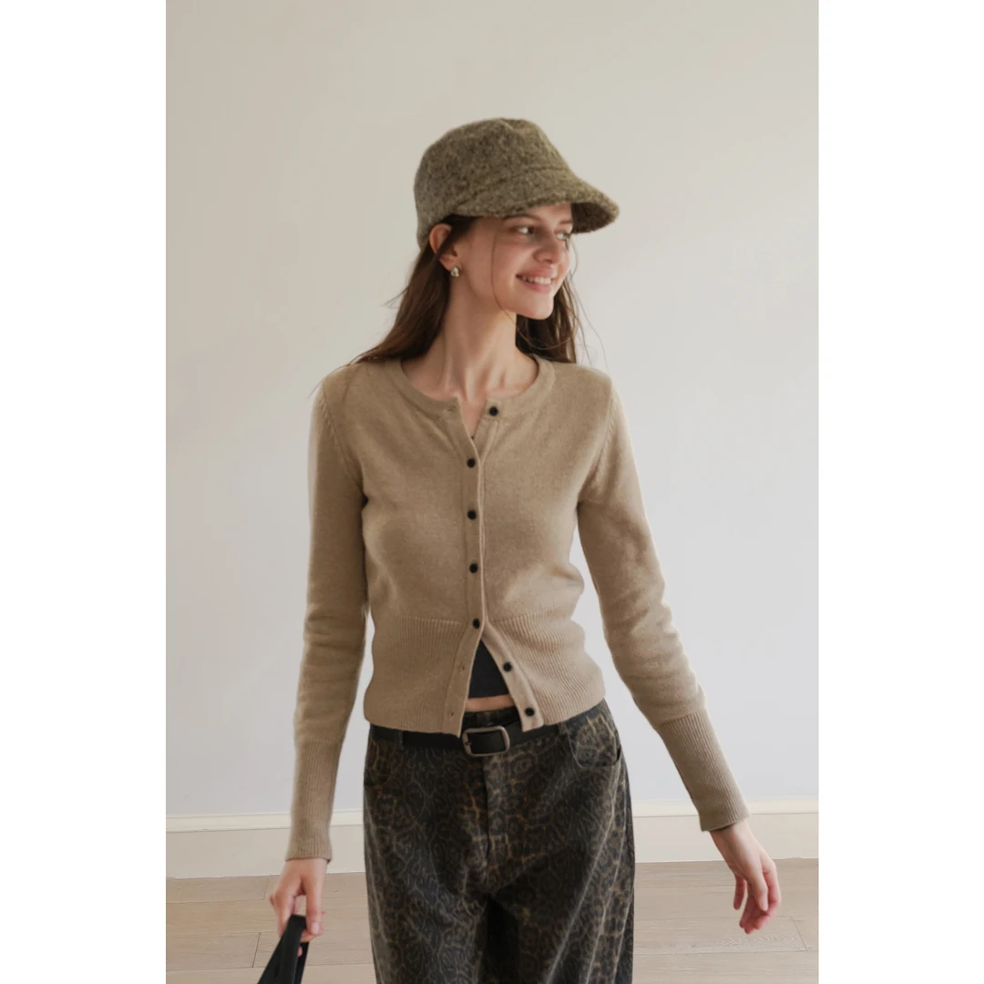 EGGKA 简约休闲圆领针织开衫E25A8167AF