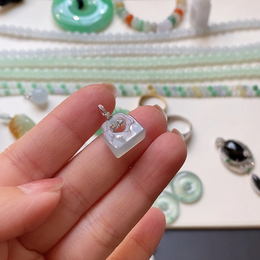 翡翠颈饰18K金镶嵌平安锁