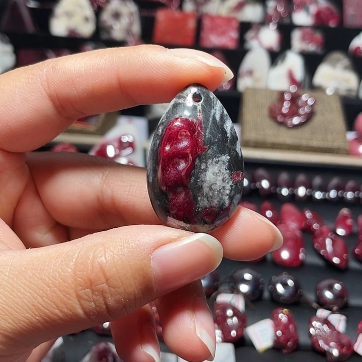 天然辰砂原石晶体吊坠