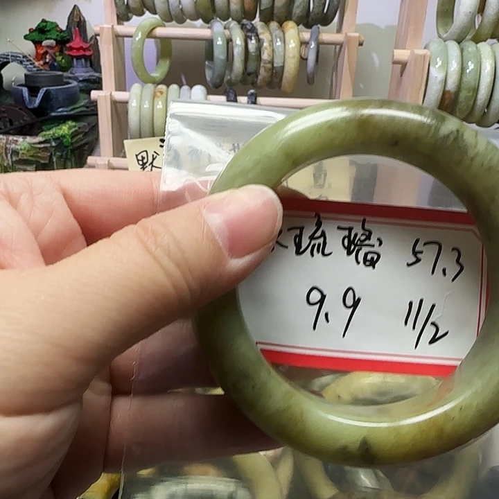 透闪石-蛇纹石玉未镶嵌手镯