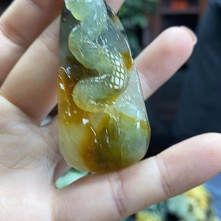 蛇纹石玉未镶嵌颈饰