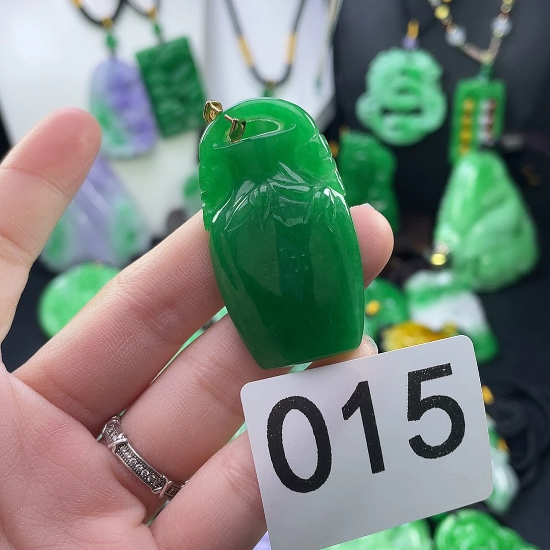 翡翠未镶嵌吊坠(赠链)