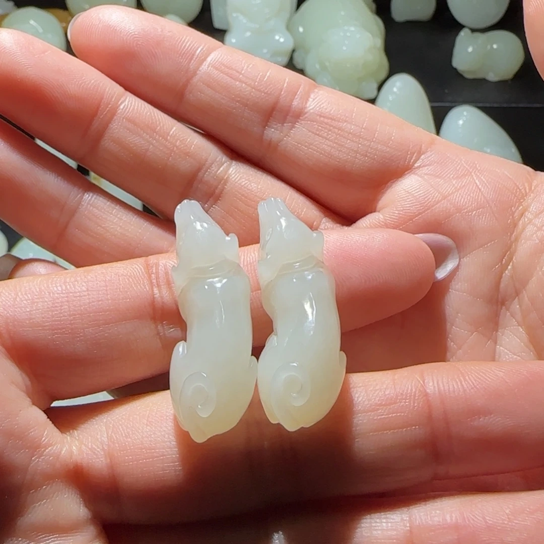 ****儿和田玉未镶嵌颈饰