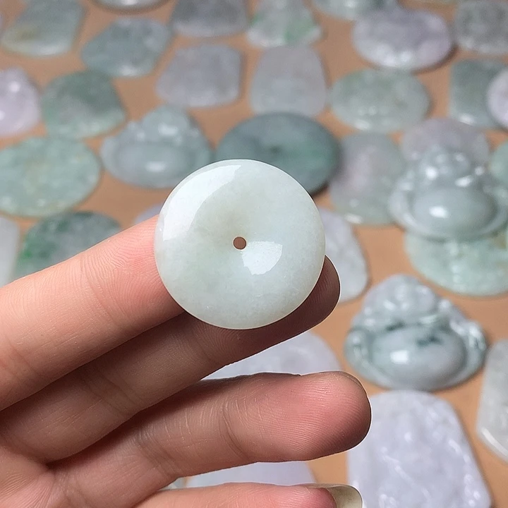 翡翠未镶嵌颈饰平安扣