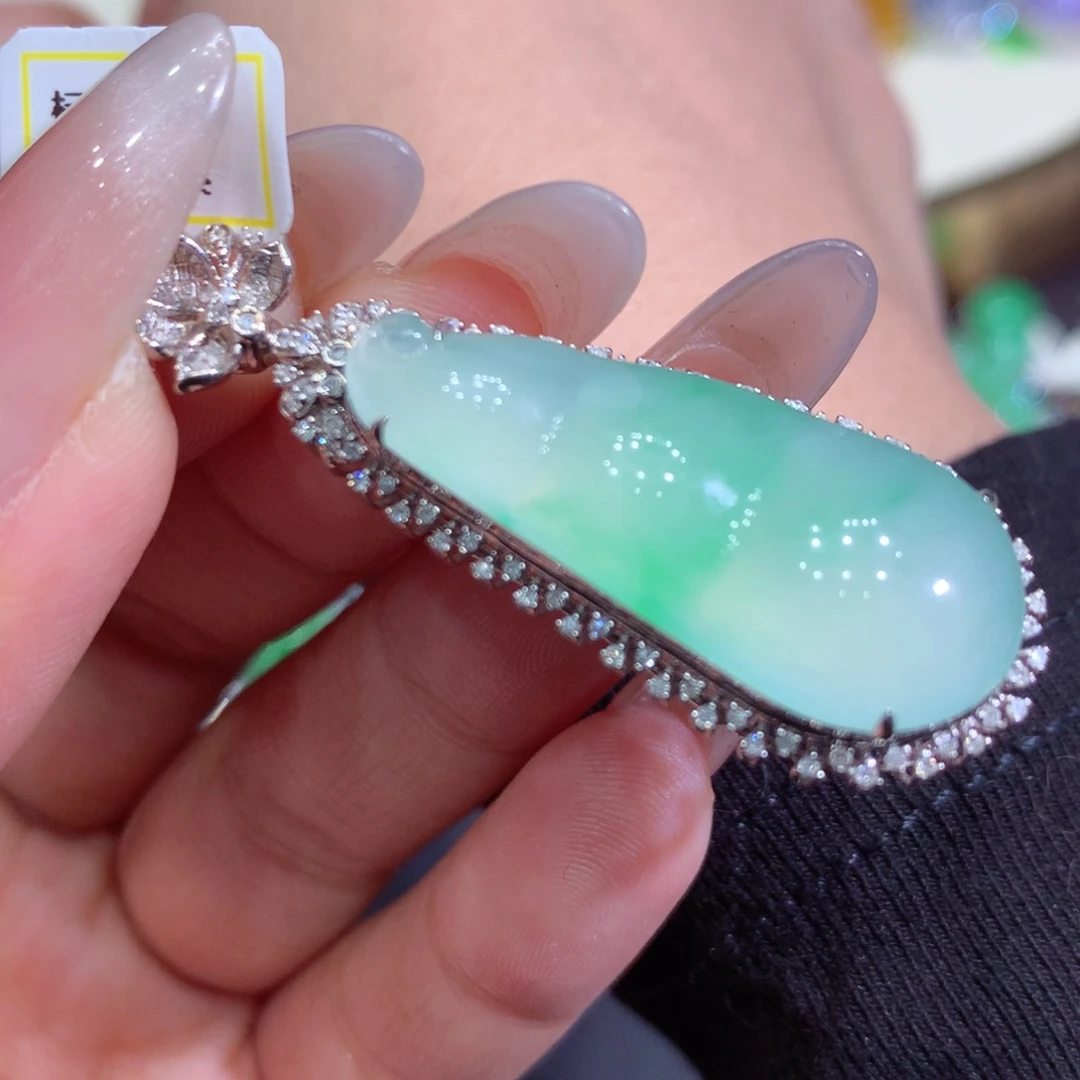 翡翠吊坠(赠链)18K金镶嵌