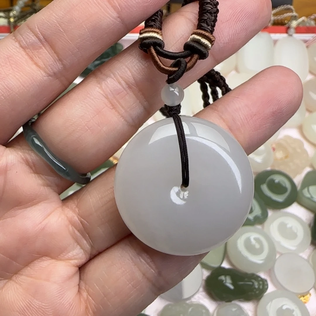 妍***色颈饰未镶嵌和田玉