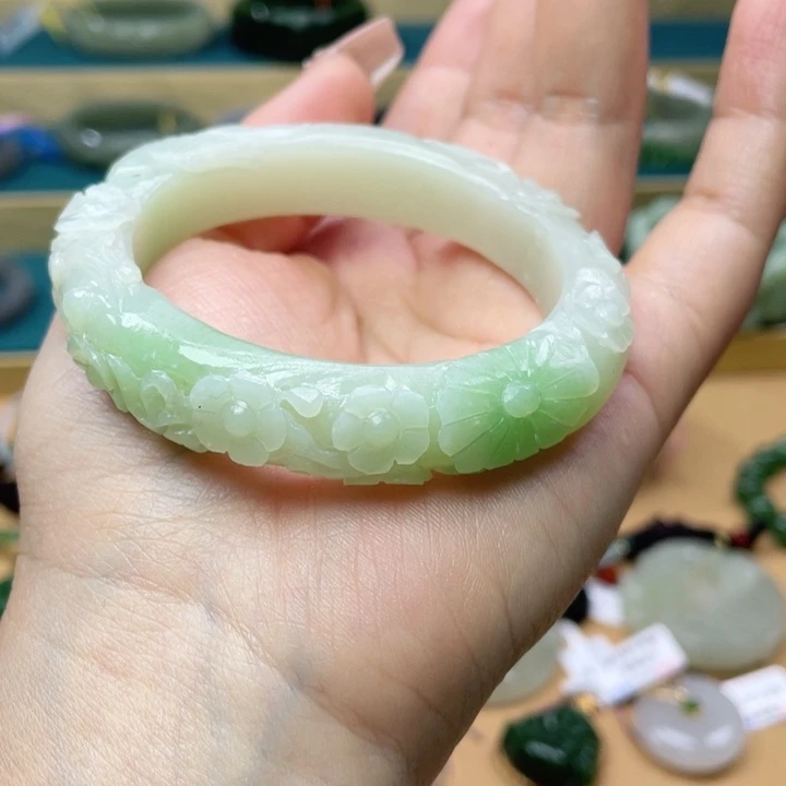 和田玉手镯54+圈口。编号34未镶嵌安**若